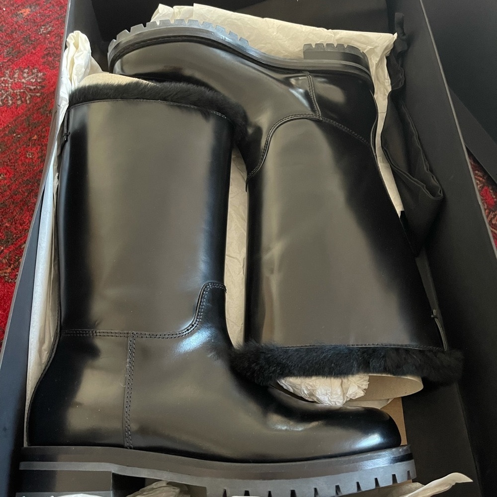 Dolce & Gabbana leather boots; New. Size 40.
